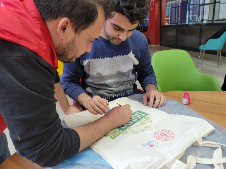 Muğla'da öğrenciler geri dönüşüm malzemelerini sanata dönüştürüyor