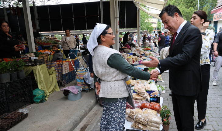 Başkan Aras, pazara gelen vatandaşların dertlerini dinledi