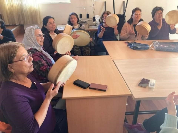 Fethiyeli Delbek sanatçısı Türkan Abacı, kursiyerlere eğitim veriyor