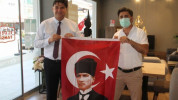 CHP'li Başkanlar Fethiye esnafına Türk Bayrağı dağıttı
