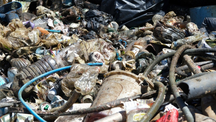 Deniz dibinden 2,5 ton çöp çıktı