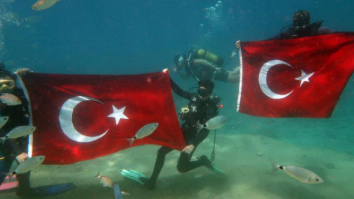 Denizin dibinde Türk bayrağı açıp, 19 Mayıs'ı kutladılar