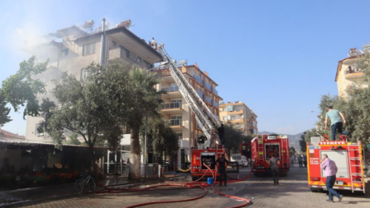 Ortaca'da 5 katlı binanın çatı katında yangın çıktı