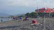 Plaja bırakılan çöpler vatandaşın tepkisini çekti