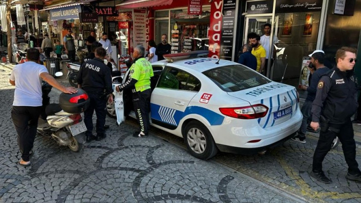 Polisin 'Dur' ihtarına uymayan sürücü kaza yaptı