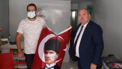 Başkanlardan Fethiye esnaflarına Türk Bayrağı